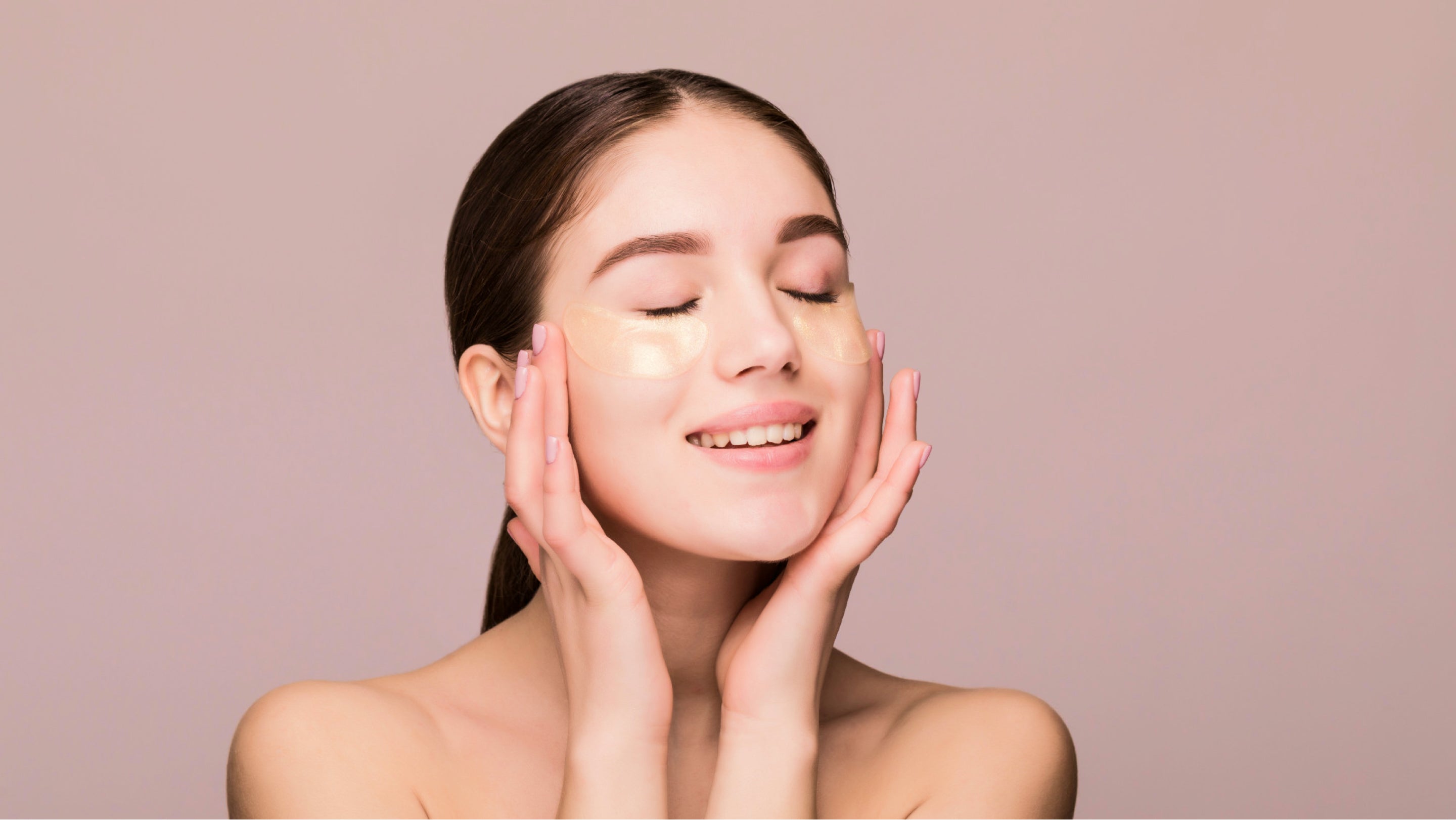 mujer se hace rutina facial