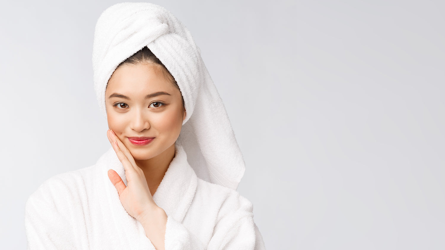 Mujer Coreana mostrando la piel luego de una rutina de skincare k-beauty.