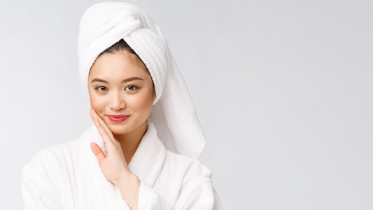 Mujer Coreana mostrando la piel luego de una rutina de skincare k-beauty.